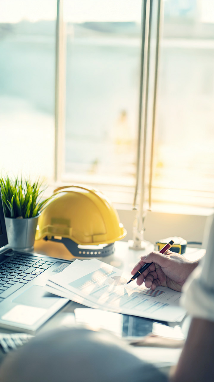 Arbeitsdokument von Geschäftsleuten über Budgetgewinne und Planung von Bauprojekten 