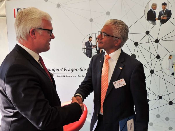 Gero Hagemeister (li.), Standortleiter bei BDO in Bonn, mit dem Bonner Oberbürgermeister Ashok Sridharan.