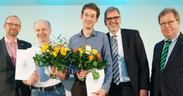 Thomas-Fredenhagen-Preis 2019 - Dezernatsleiter Technologietransfer Holger Fischer, die Preisträger Prof. Gereon Hüttmann und Prof. Floris Ernst mit Dr. Dietrich Dehnen von der Professor Hans-Heinrich Otte-Stiftung und Hartmut Richter, dem Präses der Kaufmannschaft zu Lübeck (v.l.n.r.), Foto: Universität zu Lübeck