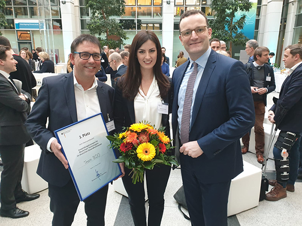 Krankschreibung mit Blockchain: Prof. Volker Nürnberg von BDO bei der Preisverleihung mit Gesundheitsminister Jens Spahn (re.)