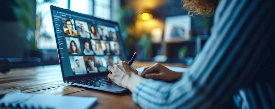 Frau die vor einem Laptop sitzt