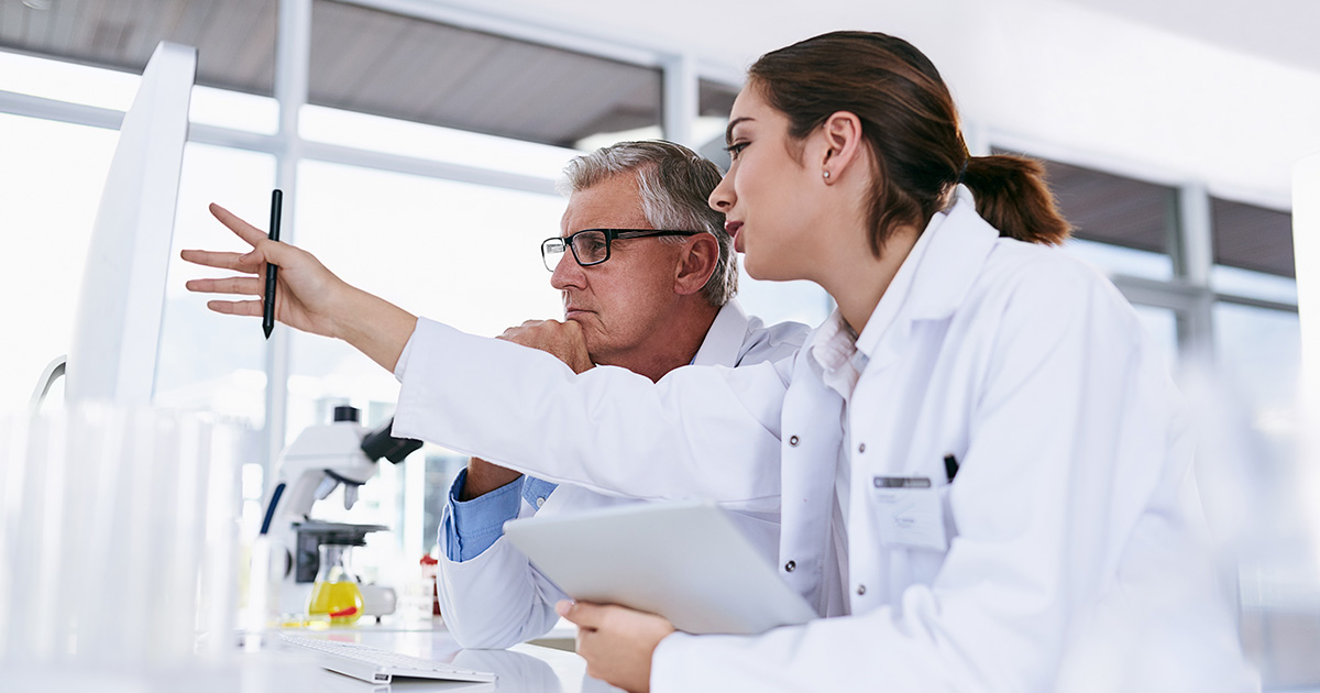 Wissenschaftler, Tablet und Teamarbeit bei wissenschaftlichen Experimenten, Ergebnissen oder Zusammenarbeit am Computer im Labor.